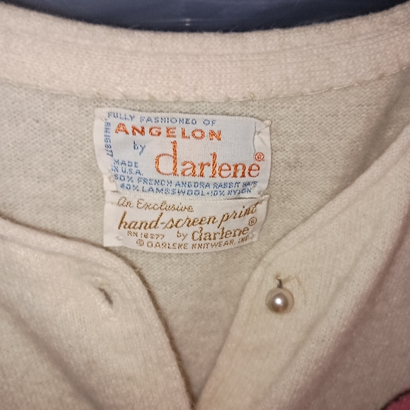 Beautiful vintage cream/pink/green sweater. - Picture 2 of 3